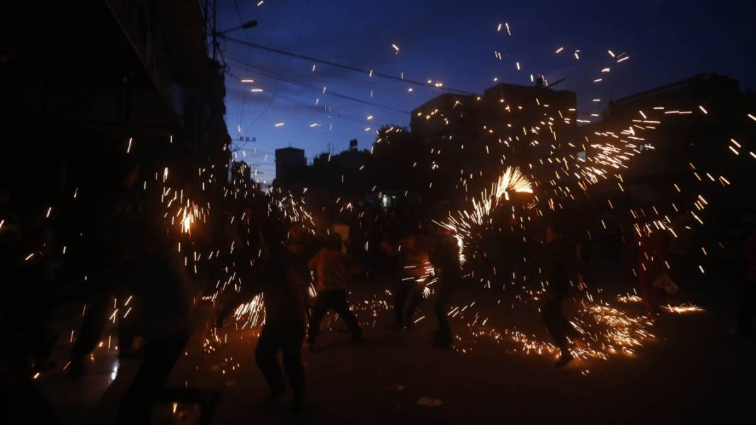 Gazzeli çocuklar 'Özgür Filistin' dövizlerini havalandırdı: Küçük bedenlerden büyük sesler! 7